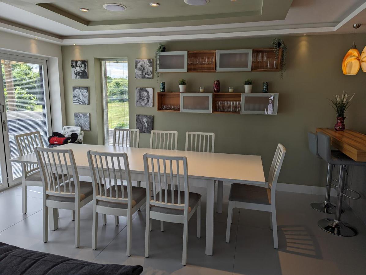 Unique, Spacious, Self-built Eco With Huge Garden And Movie * Andover