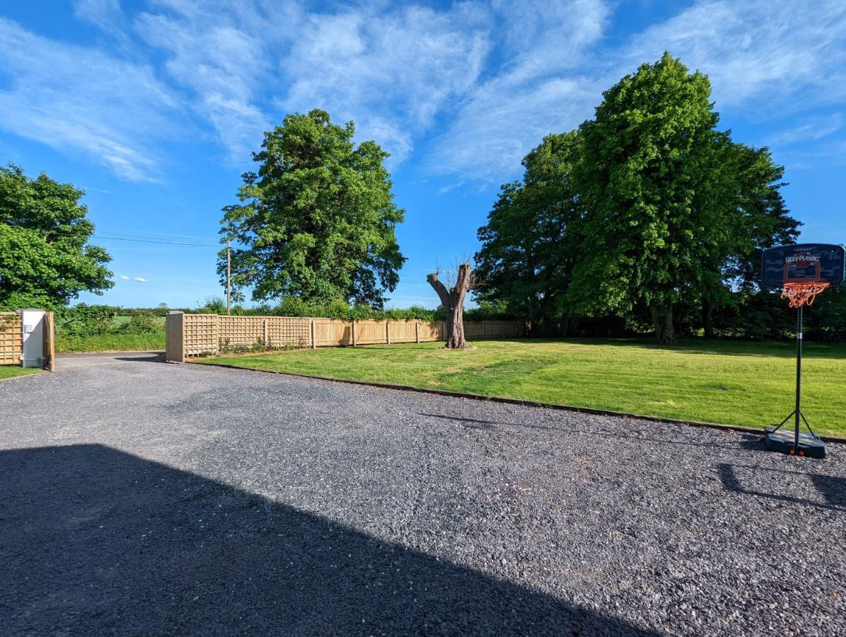 Holiday home Unique, Spacious, Self-built Eco With Huge Garden And Movie Andover